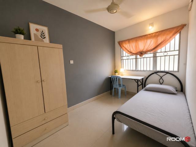 Walk to LRT, Restaurants, Banks & Amenities | Bandar Puteri Room Rent