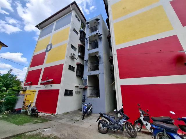 Walking Distance KTM 3 Room Flat Putri Laksamana BATU CAVES GOMBAK