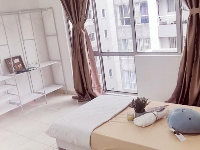 Walking distance to MRT, Thomson & Sunway Medical and Tropicana Garden Single Room at Kota Damansara, Petaling Jaya