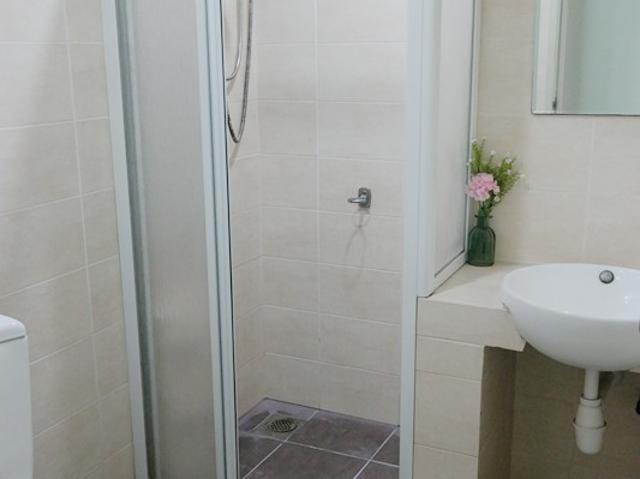 Walking distance to MRT and Thomson & Sunway Medical Centre and Tropicana Gardens Single Room at Kota Damansara, Petalin