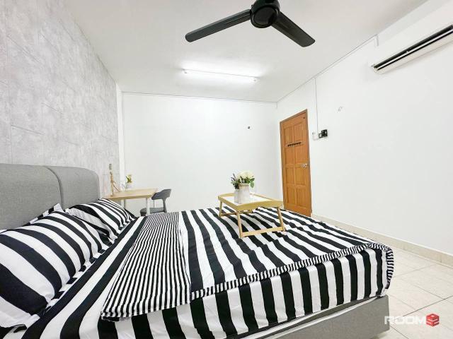 [Walking distance to MRT] middle room for rent at Palm Spring @ Damansara