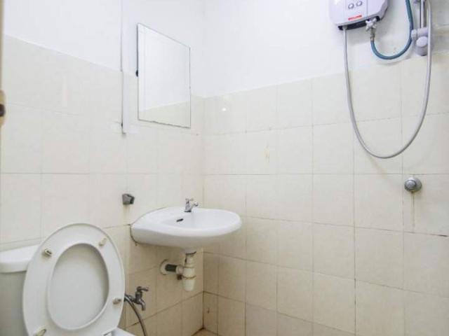 Walking Distance to MRTInclude UtilitiesMasterbedroom attach bathroom with windows and AC located in Palm Spring