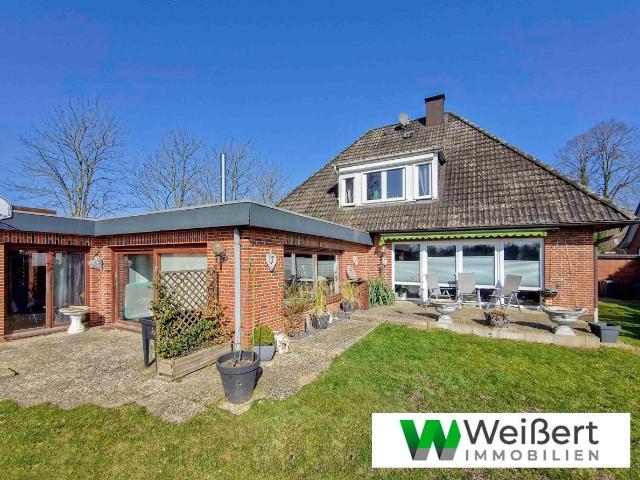 Walmdach Bungalow mit 250 m² Wohnfläche auf einem 1085 m² Grundstück viel Raum für Ihre Ideen!