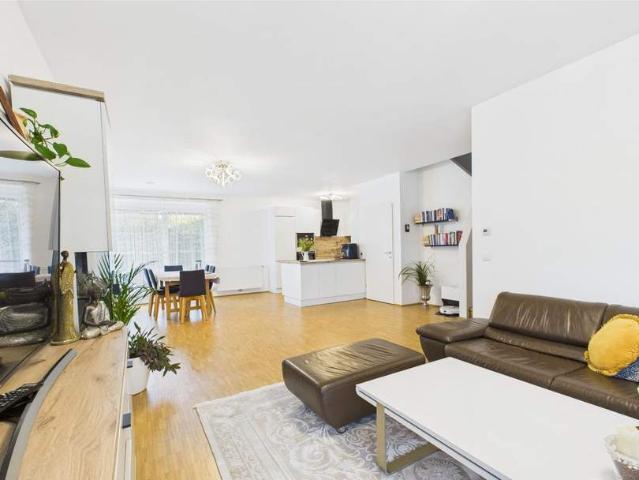 Warum eine Wohnung wenn es dieses Eckreihenhaus gibt!