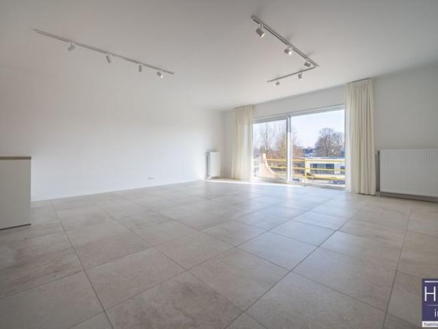WAREGEM Prachtig gerenoveerd appartement met 2 SLPK. en.