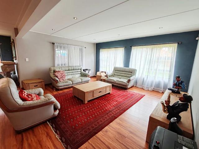 Warm and Inviting Family Home in Baillie Park!