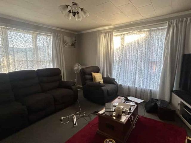 Warm & Comfortable 2 Bedroom Home with Sleepout/Office