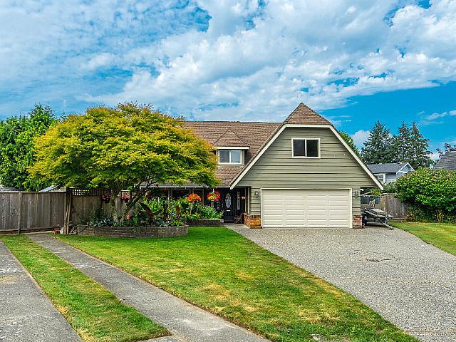 Warm 4 Bed & 4 Bath Home With A 10,657 Sqft Lot In Hawthorne!