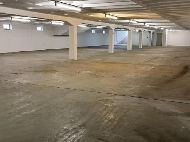 Warmlagerflächen mit Auf und Abfahrtrampe, Büros und Sanitäranlagen in Hof gesamt ca. 650 m²