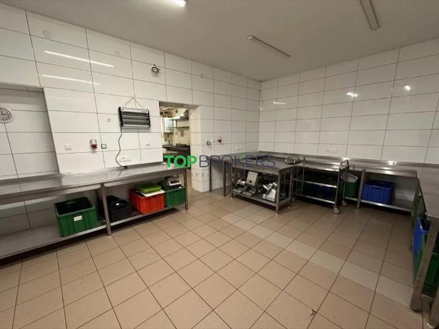 Lokal gastronomiczny 170 m2 z wyposażeniem, parking