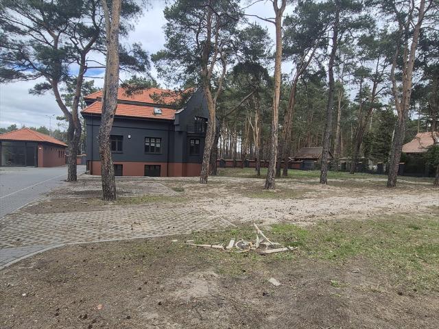 Przestronny dom 500 m² z dużą działką i parkingiem