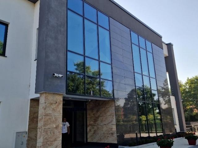 Nowoczesny biurowiec 168 m² z dużym parkingiem