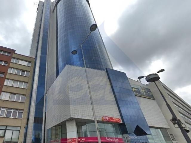 Nowoczesny biurowiec z panoramicznym widokiem na Warszawę
