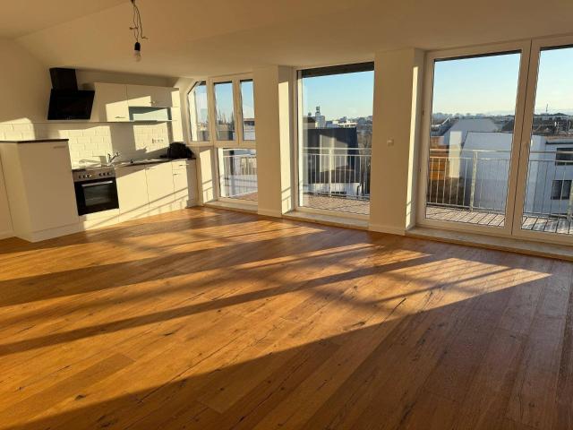 Was für ein Ausblick! Traumhafte, sehr sonnige 4 Zimmer Dachgeschoßwohnung mit 47 m² Terrasse mit Panoramablick über Wien und 18 m² Balkon auf der Wohnebene in einer Stilzinsvilla in einer der schönsten Grünwohnlage Wiens
