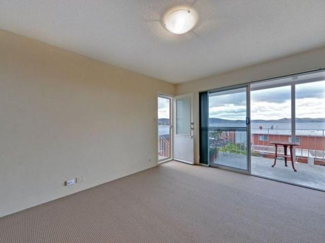 Water views & easy living in Bellerive