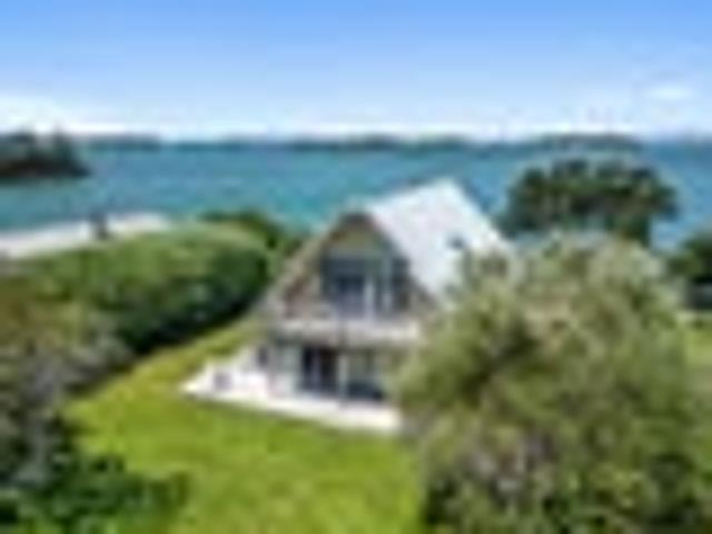 Waterfront on Waiheke's own bay of islands