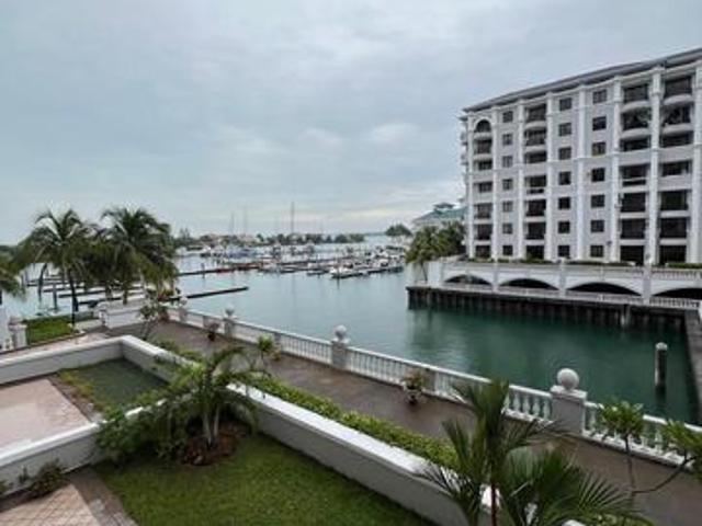 Waterfront Apartment overlooking Pool and Marina