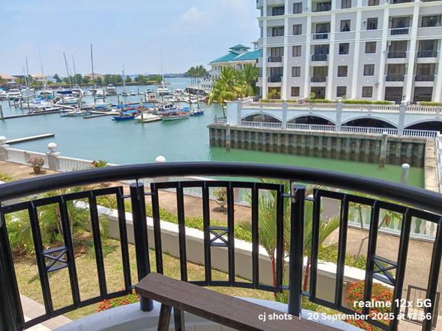 Waterfront Apartment overlooking Pool and Marina