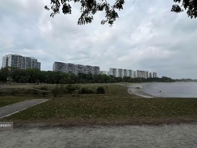 Waterfront Gold D16, Condominium
