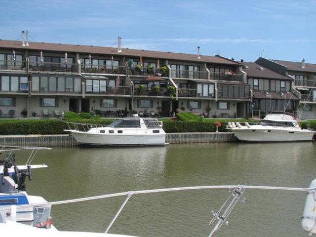Waterfront 2 bedroom den condo villa in Clarington for sale