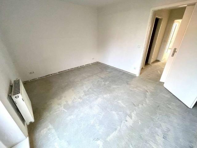 WBS mit besonderem Wohnbedarf 2 Zimmer Wohnung mit Balkon für Renovierungsfreudige!