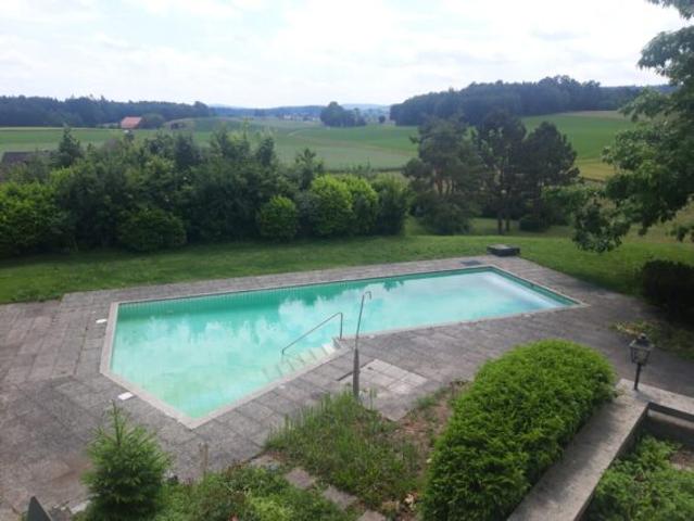 WG – 9 Zimmer Villa mit beheiztem Pool für unkomplizierte WG