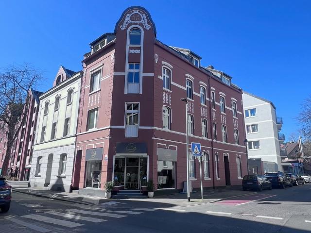 WGH in zentraler Lage von Düsseldorf Benrath mit Potential, JKM € 60.000, 3 Wohnungen, 1 Gewerbe