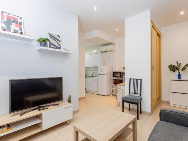 WGI INMOBILIARIA VENDE EN EXCLUSIVA este fantástico BAJO en la zona de PACÍFICO, una excelente oportunidad para vivir o invertir en una de las zonas más demandadas de Madrid