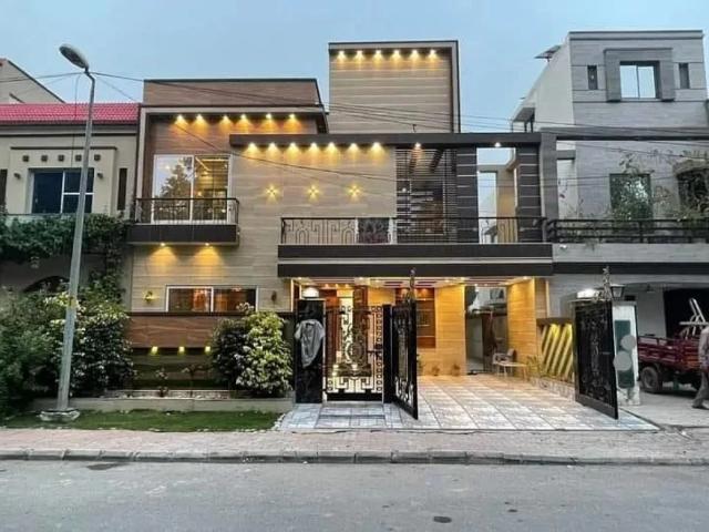 We are offering a 10 marla house for sale in janiper block bahria town Lahore Bahria Town ID 97443