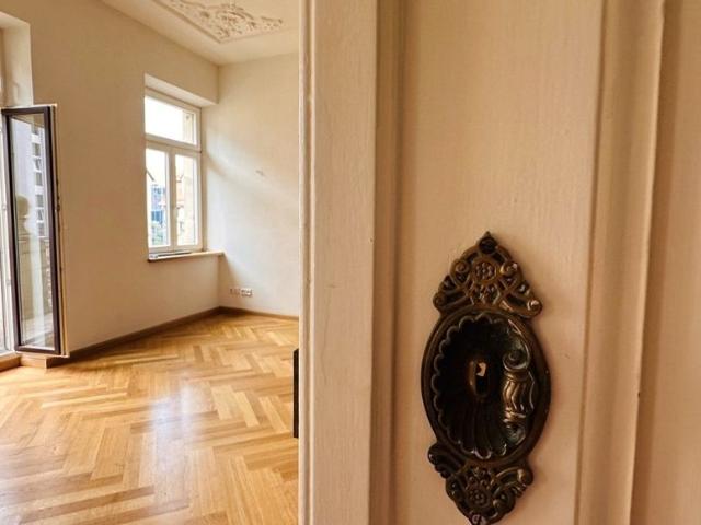 We love it! Feine sanierte Etage mit 2x Balkon & Einbauküche