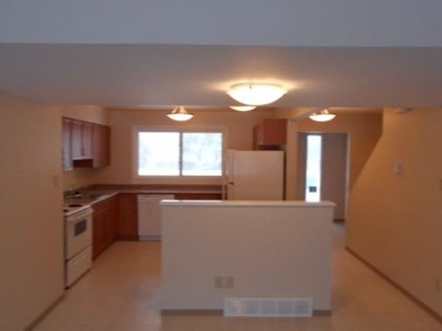 Weatherstone Place Townhome 4 Bedroom Home for Rent at 31 Weatherstone Pl, Winnipeg, MB R2J 2S9 Southdale