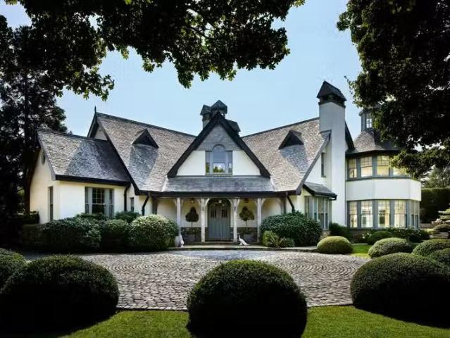 Weavers Hall, Plunkett Avenue, Foxrock, Dublin 18, D18A3C2 is.