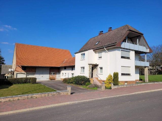 WEITLÄUFIG! Ein Zweifamilienwohnhaus mit Zwischenbau, Scheune und 8206 m² Grundstück