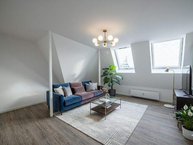 Weitläufige Dachgeschoss Wohnung: 8 Zimmer + 4 Bäder + Perfekt für Co Living + Friedenau