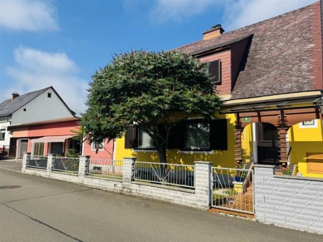 Weißkirchen vielseitiges Wohn und Geschäftshaus mit ca 327 m2 Nutzfläche, Hallenbad, Gartenidylle und Garagen!