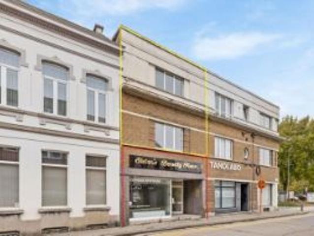 Wel gelegen commerciële ruimte en duplex appartement met tui