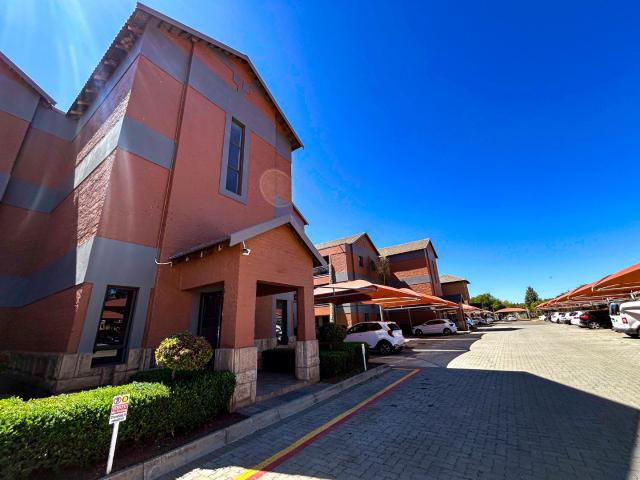 Welcome to this delightful bachelor flat for sale in Langenhovenpark