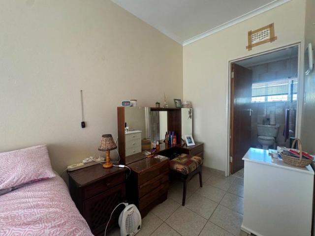 Welcome to this lovely spacious 2 bedroom townhouse!