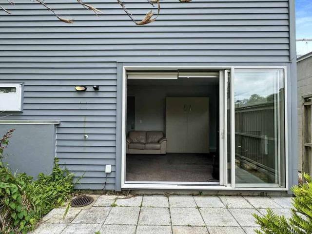 Welcome to 2/24a Glenmore Street