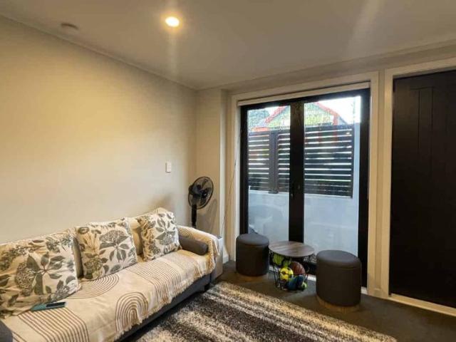 Welcome to 2F/11 Newtown Avenue
