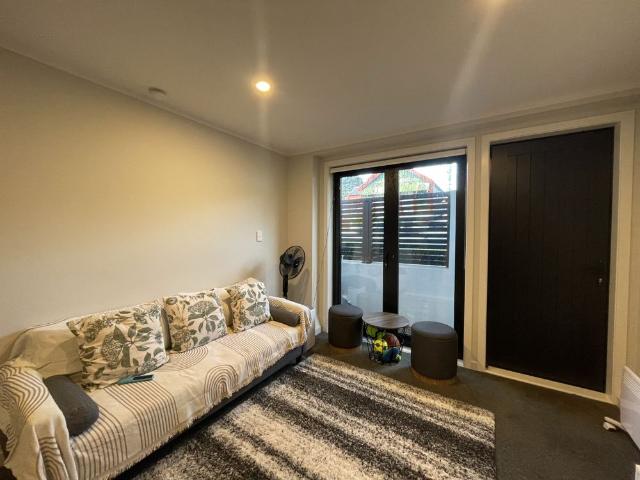 Welcome to 2F/11 Newtown Avenue