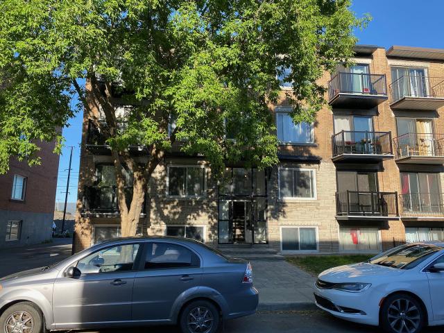 Welcome to 524 23e Ave, a tastefully renovated building!