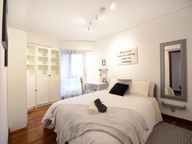 Welcoming double bedroom near the Santutxu metro