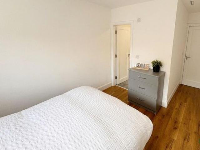 Welcoming Double ensuite bedroom in Mallow Road