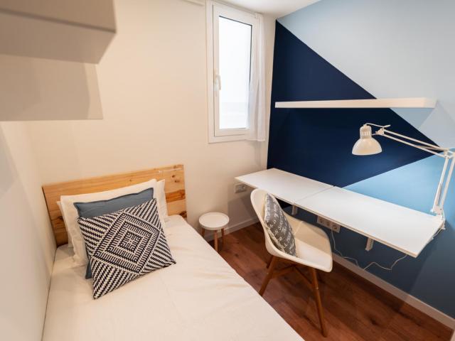 Welcoming single bedroom in a 7 Bedroom apartment, close to La Rambla
