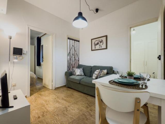 Welcoming single bedroom near the Paral·lel metro