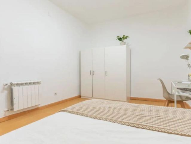 Welcoming room with desk in 8 bedroom apartment, La Latina