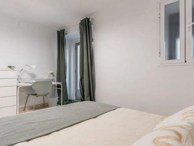 Welcoming room with heating in shared apartment, Puerta del Sol