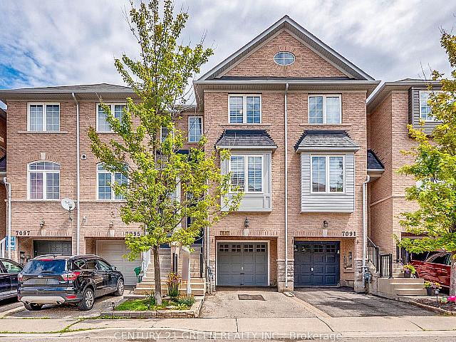 Well maintained 3 Bdrm Townhouse Near Lisgar Go Station