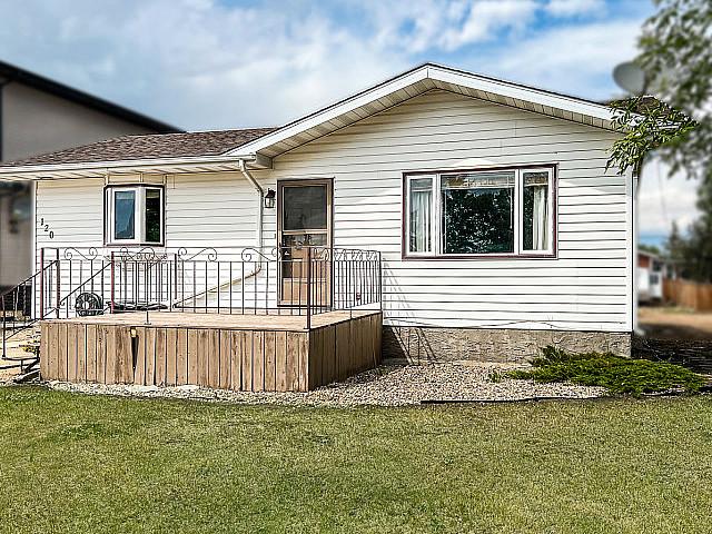 Well maintained 3 bed, 2 bath Home W/ Triple Garage In Falher!